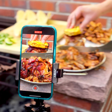 Τρώμε ό,τι σκρολάρουμε: Πώς το TikTok μπήκε στην κουζίνα μας και την άλλαξε για πάντα