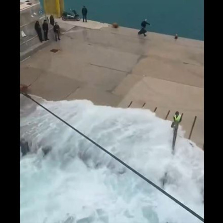 «Μάχη» του Blue Star Chios με τα κύματα για να δέσει στο Διαφάνι Καρπάθου - Δείτε το βίντεο