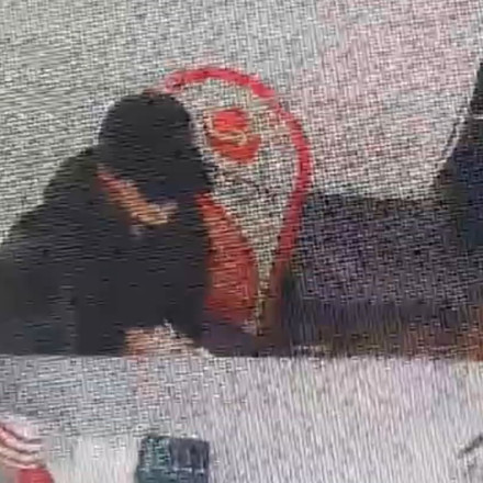 Λόρα: Η στιγμή που η 16χρονη αγοράζει εισιτήριο από την Ομόνοια για να πετάξει στη Φρανκφούρτη