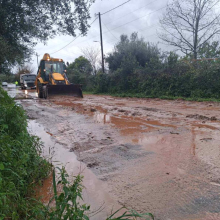 Μεσσηνία: Προβλήματα από την κακοκαιρία - Κατολίσθηση και τόνοι με λάσπη και πέτρες