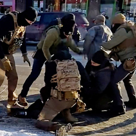 Δολοφονία στη Μινεσότα: «Εξετάζουμε τα πάντα», λέει τώρα ο Τραμπ - Πάνδημη έκκληση για διαλεύκανση