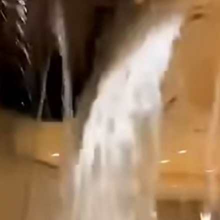 Οκλαχόμα: Η στιγμή που οροφή ξενοδοχείου καταρρέει λόγω διαρροής - Πανικός στους πελάτες