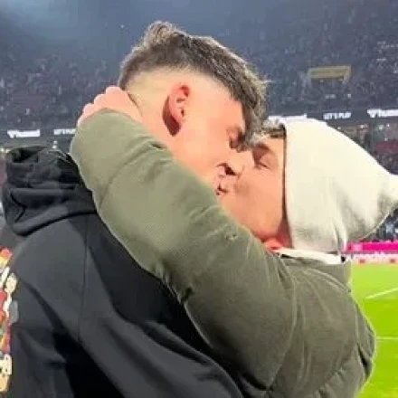 Bundesliga: Γερμανός διαιτητής ποδοσφαίρου έκανε πρόταση γάμου στον σύντροφό του στο γήπεδο