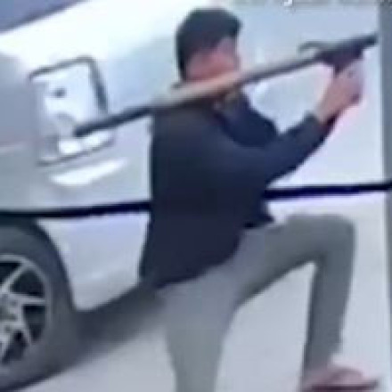 Απίστευτο βίντεο: Ψυχρός εκτελεστής ανοίγει πυρ με ρουκέτα εναντίον δημάρχου στις Φιλιππίνες