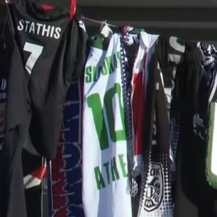 Συγγενής του Κώστα Σλούκα άφησε τη φανέλα του στην Τούμπα τιμώντας τη μνήμη των 7 «αετόπουλων» (vid)