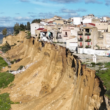 Σε κατάσταση έκτακτης ανάγκης η νότια Ιταλία- Σπίτια αιωρούνται λόγω κατολίσθησης στη Σικελία
