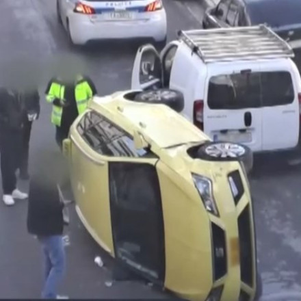 Ταξί μπήκε ανάποδα σε μονόδρομο και αναποδογύρισε – Εξαφανίστηκε ο οδηγός