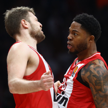 Ο Ολυμπιακός έδειξε (και) στην Μπαρτσελόνα πως για να περάσεις από τον Πειραιά θέλει... μαγκιά