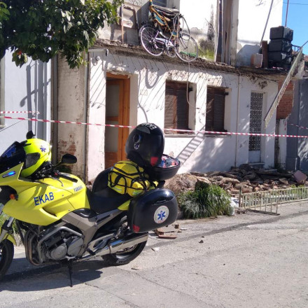 Βόλος: Πήγε να κατέβει από την σκάλα και γκρεμίστηκε μαζί με το μπαλκόνι