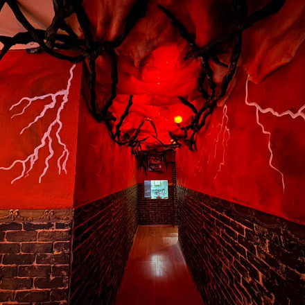 Ένα καφέ στο Αιγάλεω έκανε το Stranger Things… καθημερινή έξοδο