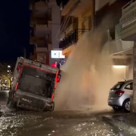 Απίστευτη εικόνα στην Ξάνθη: Απορριμματοφόρο «βούλιαξε» στο δρόμο και προκάλεσε «συντριβάνι» με νερό