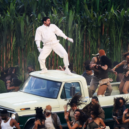 Super Bowl: Το θεαματικό halftime show του Bad Bunny - Τα πολιτικά μηνύματα στο μεγάλο λάτιν πάρτι