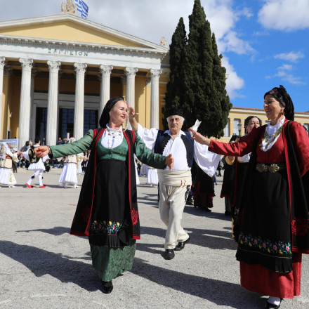 «Η ιστορία της Ελλάδας δεν ιδιωτικοποιείται»: Διαμαρτυρία με κλαρίνο και φουστανέλες στο Ζάππειο