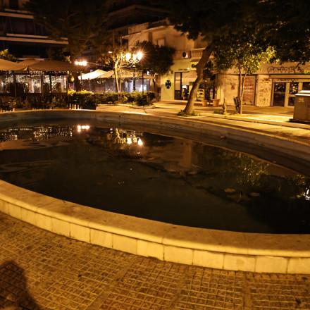 Αγωνία για το κοριτσάκι στην Καλλιθέα - Γιατί την «έσωσε» το κρύο νερό στο σιντριβάνι