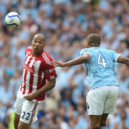 Πρώην επιθετικός της Άστον Βίλα άφησε το ποδόσφαιρό και θέλει να παίξει σε ταινία του Τζέιμς Μποντ