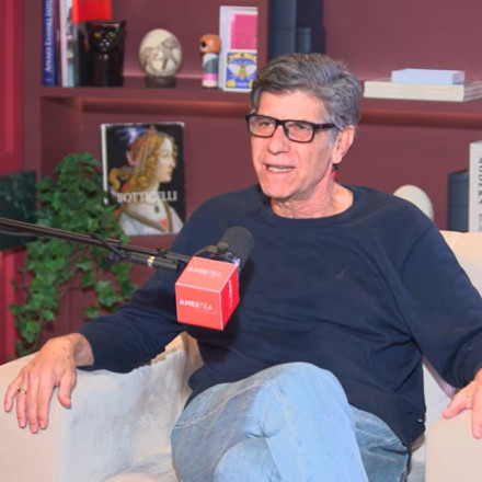 Γιάννης Μπέζος: «Η ελληνική τηλεόραση είναι μια τρομερή κλειδαρότρυπα και ψευτοχαρούμενη χωρίς λόγο»