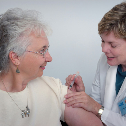 Γρίπη και άνοια: Το αντιγριπικό εμβόλιο ίσως προστατεύει όχι μόνο την καρδιά αλλά και τον εγκέφαλο