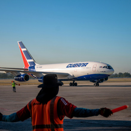 Συναγερμός στην Κούβα: Ξεμένει από καύσιμα για αεροπλάνα - Με δελτίο η παροχή τους