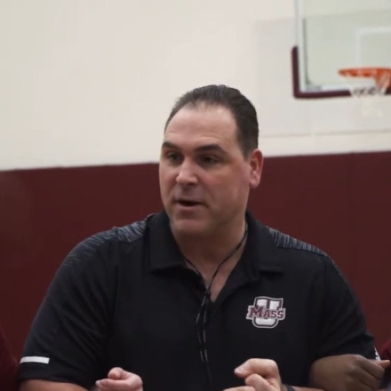 Στο εδώλιο πανεπιστήμιο και προπονητής: Έξι αθλήτριες μπάσκετ καταγγέλλουν κακοποίηση στο κολλέγιο