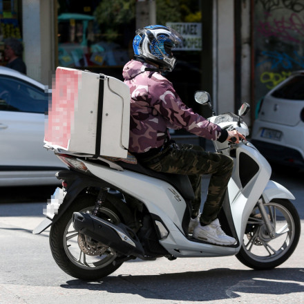 Τρόμος στα ντελίβερι: «Κενά» στις εφαρμογές με επίδοξους διαρρήκτες να φέρνουν τις παραγγελίες