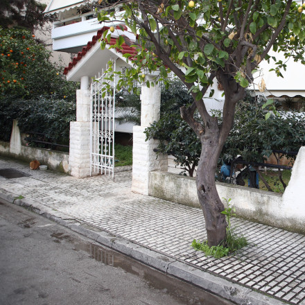 Συγκλονιστική μαρτυρία στην Ελευσίνα: «Είδα τη γυναίκα αιμόφυρτη και την κόρη πάνω της να σπαράζει»