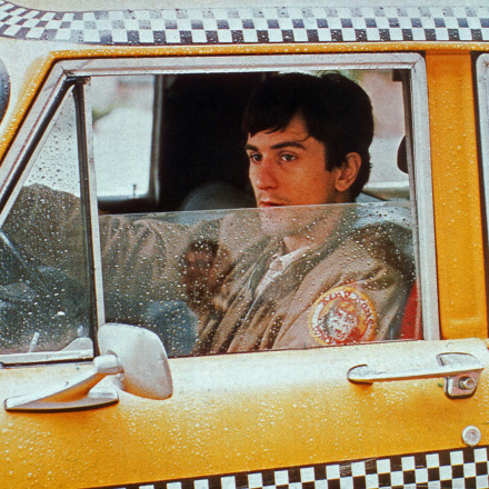 Ο Ταξιτζής του Σκορσέζε στα 50: Το σκοτεινό πορτρέτο μιας κοινωνίας που παραμένει επίκαιρο