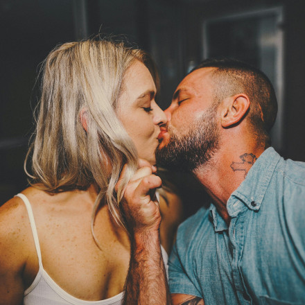 Τι συμβαίνει στον εγκέφαλο και στο σώμα όταν φιλιόμαστε