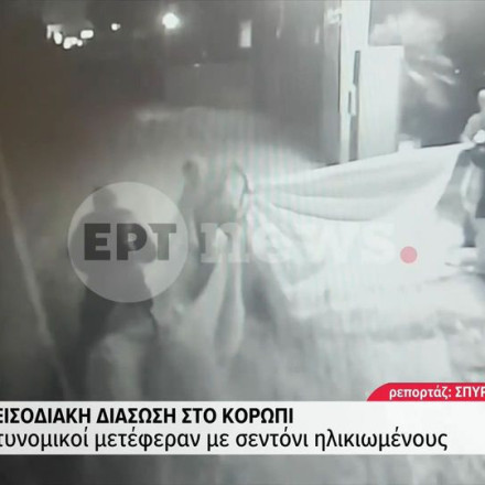 Κορωπί: Η στιγμή που αστυνομικός σώζει με «σχοινί» από σεντόνια ηλικιωμένους από πλημμύρα