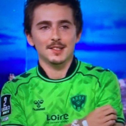 Ο Τιμοτέ Σαλαμέ φοράει την νέα φανέλα της αγαπημένης του ομάδας και «ρίχνει» το ίντερνετ (vid)