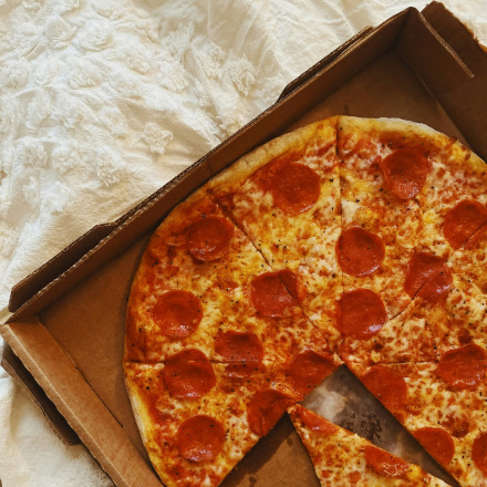 Γνωστή αμερικανική αλυσίδα πίτσας κλείνει δεκάδες καταστήματα το 2026