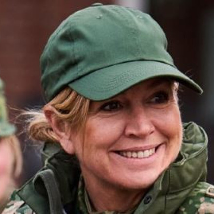 Η βασίλισσα Μάξιμα της Ολλανδίας φόρεσε τα χακί, μπήκε στον στρατό και ξεκίνησε εκπαίδευση