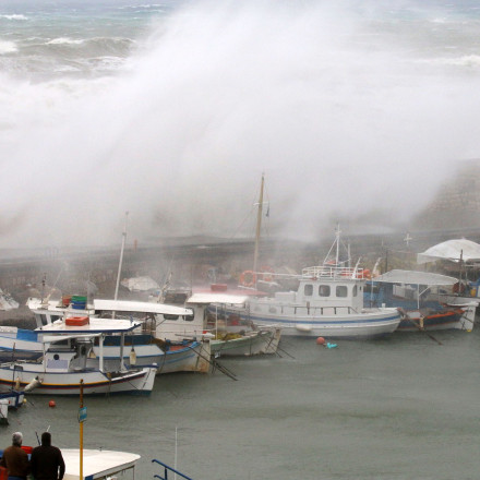 «Θα τους σκότωνε η θάλασσα»: Ψαράς περιγράφει τις δραματικές στιγμές των ναυαγών στην Ελαφόνησο
