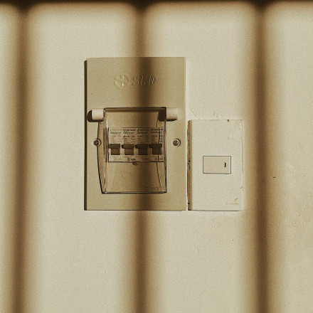 Η ωρολογιακή βόμβα των παλιών εγκαταστάσεων και κτηρίων: 4.500 ηλεκτρικές πυρκαγιές τον χρόνο