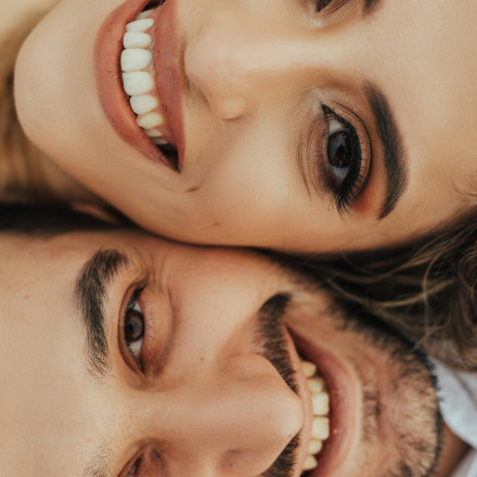 Νέα τεχνολογία υπόσχεται λευκά δόντια χωρίς τη φθορά που προκαλούν τα χημικά