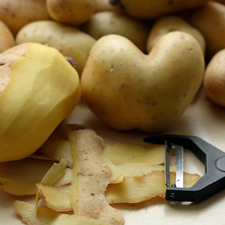 Το απλό «σπιτικό» κόλπο που διώχνει τη σκουριά από κατσαρόλες και τηγάνια