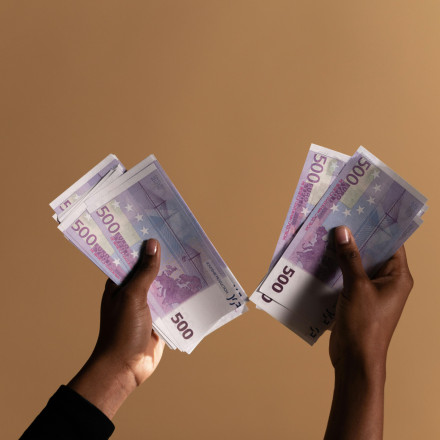 500ευρα στην αγορά: Γιατί τα «μωβ» χαρτονομίσματα κάνουν δυναμικό comeback