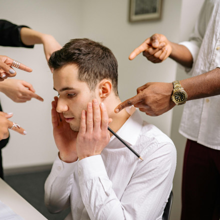 Η Αρχή του Peter στην Ελλάδα: Πώς η ανικανότητα παίρνει προαγωγή και μονιμότητα