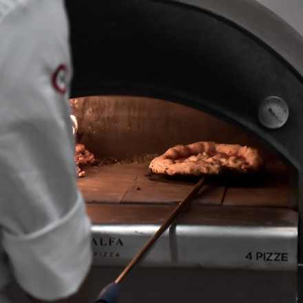 Παγκόσμια Ημέρα Πίτσας: Ουρές έξω από καταστήματα στην Αθήνα για δωρεάν πίτσα