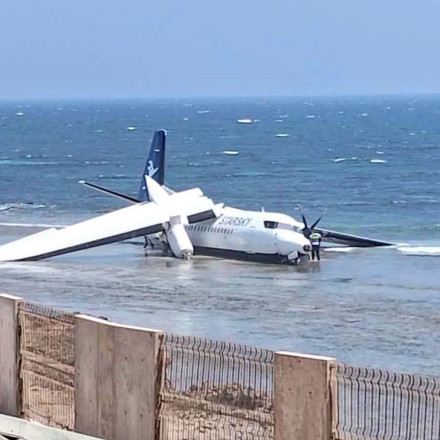 Τρόμος για 50 επιβάτες στη Σομαλία: Αεροσκάφος βγήκε εκτός πίστας και κατέληξε στη θάλασσα