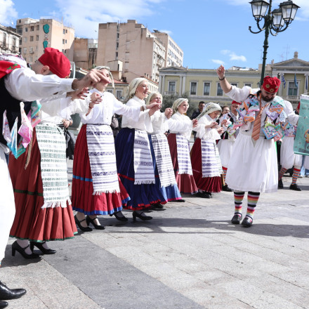 Τσικνοπέμπτη: Ξέφρενος χορός σε Ερμού και Κοτζιά - Αναβίωσε το έθιμο των Κορδελάτων