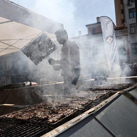 Τσικνοπέμπτη στα σχολεία: Τέλος στις ψησταριές με εντολή του υπουργείου Παιδείας