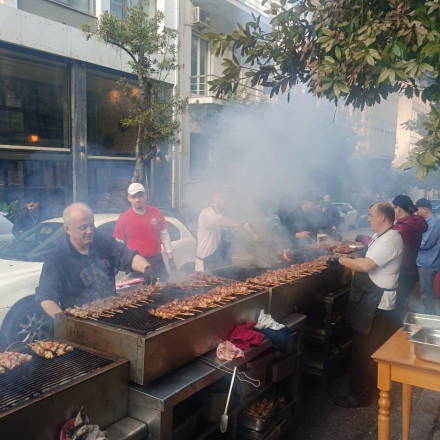 Τσικνοπέμπτη 2026: «Καπνίζει» το κέντρο της Αθήνας – Ψητοπωλεία έστησαν γιορτή παρά τη βροχή