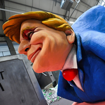 Σάτιρα και χιούμορ στο καρναβάλι της Κολωνίας - Τραμπ, Πούτιν και Μερτς στα άρματα