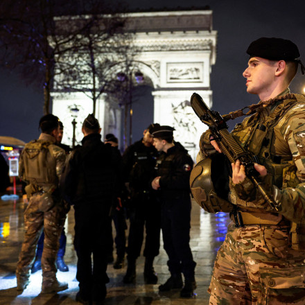 Η αστυνομία του Παρισιού πυροβόλησε άνδρα με μαχαίρι στην Αψίδα του Θριάμβου