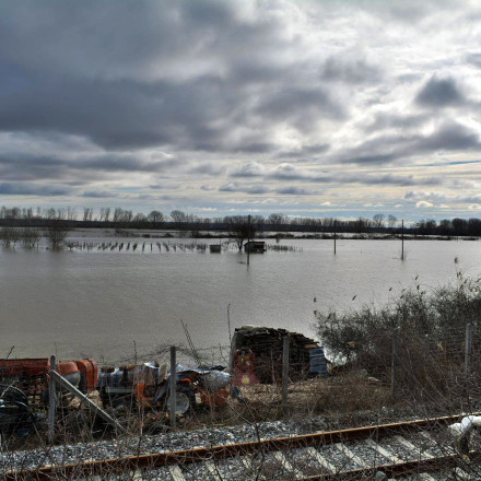 Διδυμότειχο: Τα νερά του Έβρου «έπνιξαν» το Πύθιο - Έφτασαν στις σιδηροδρομικές γραμμές