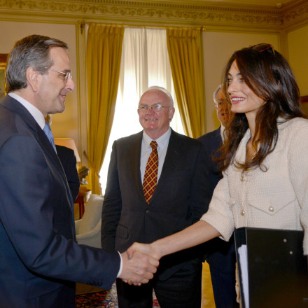 ... Και το κατά παραγγελία δώρο με «υπογραφή» της Αμάλ Αλαμουντίν