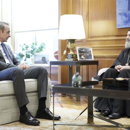 Συνάντηση Μητσοτάκη με τον Αρχιεπίσκοπο Αυστραλίας - «Ιστορική κατάκτηση η ψήφος των αποδήμων»