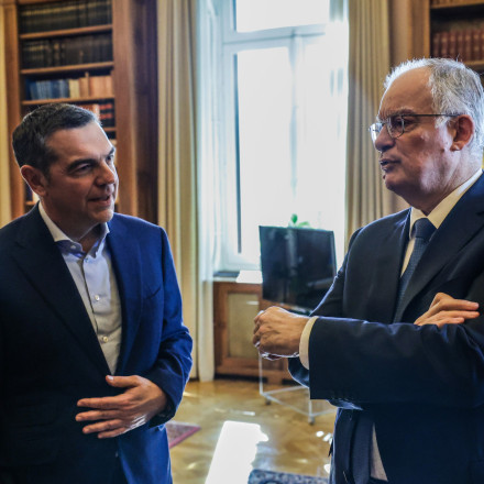 Και ξαφνικά παρεξήγηση μεταξύ Τασούλα και Τσίπρα για μια διαρροή από τη συνάντησή τους