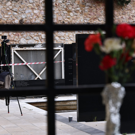 Το ΚΚΕ ζητά να αναλάβει την αποκατάσταση του μνημείου στην Καισαριανή