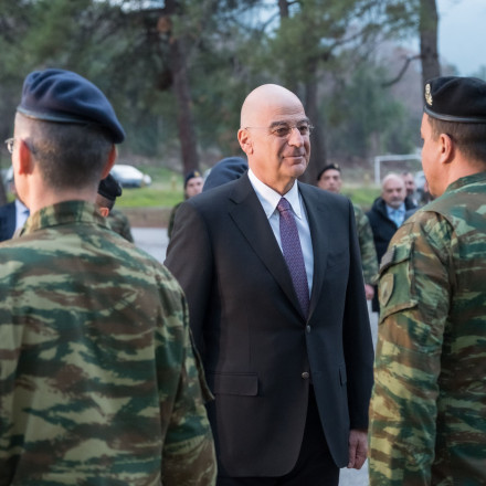 Στον Αυλώνα ο Δένδιας για τη νέα στρατιωτική θητεία